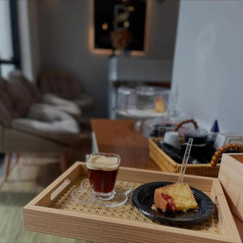 Café e bolo servidos numa bandeja na recepção do studio