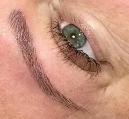 Sobrancelha com micropigmentação fio a fio, vista de perto